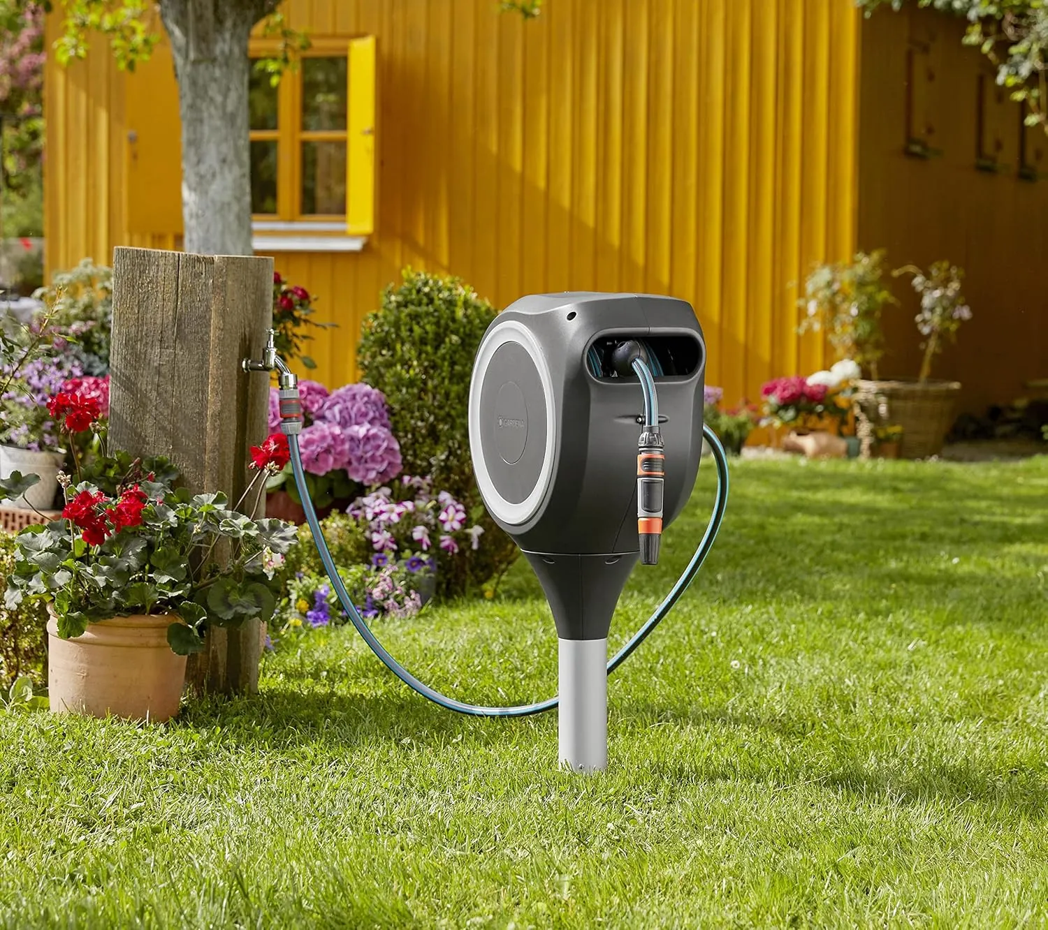 Gardena Garden Hose Box Rollup S (White) 15 m: Swivel Hose Box, Integral Hose Guide, Including 15 m Hose, mounting Rod and mounting kit (18606-20)