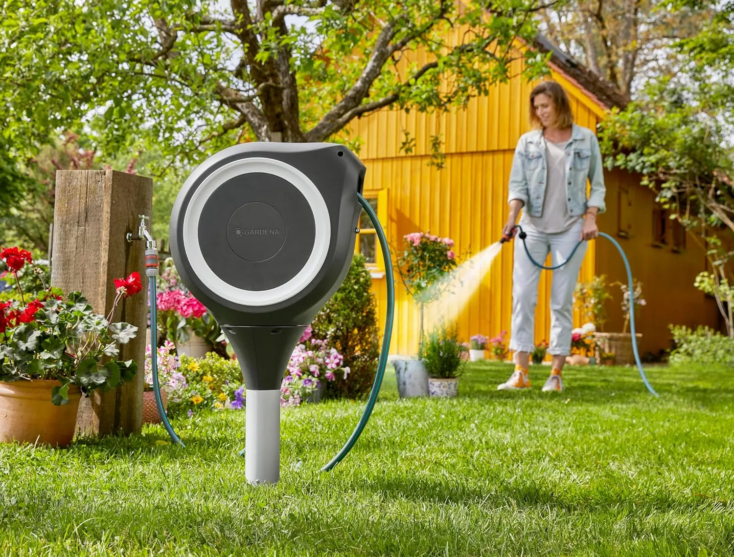 Gardena Garden Hose Box Rollup S (White) 15 m: Swivel Hose Box, Integral Hose Guide, Including 15 m Hose, mounting Rod and mounting kit (18606-20)