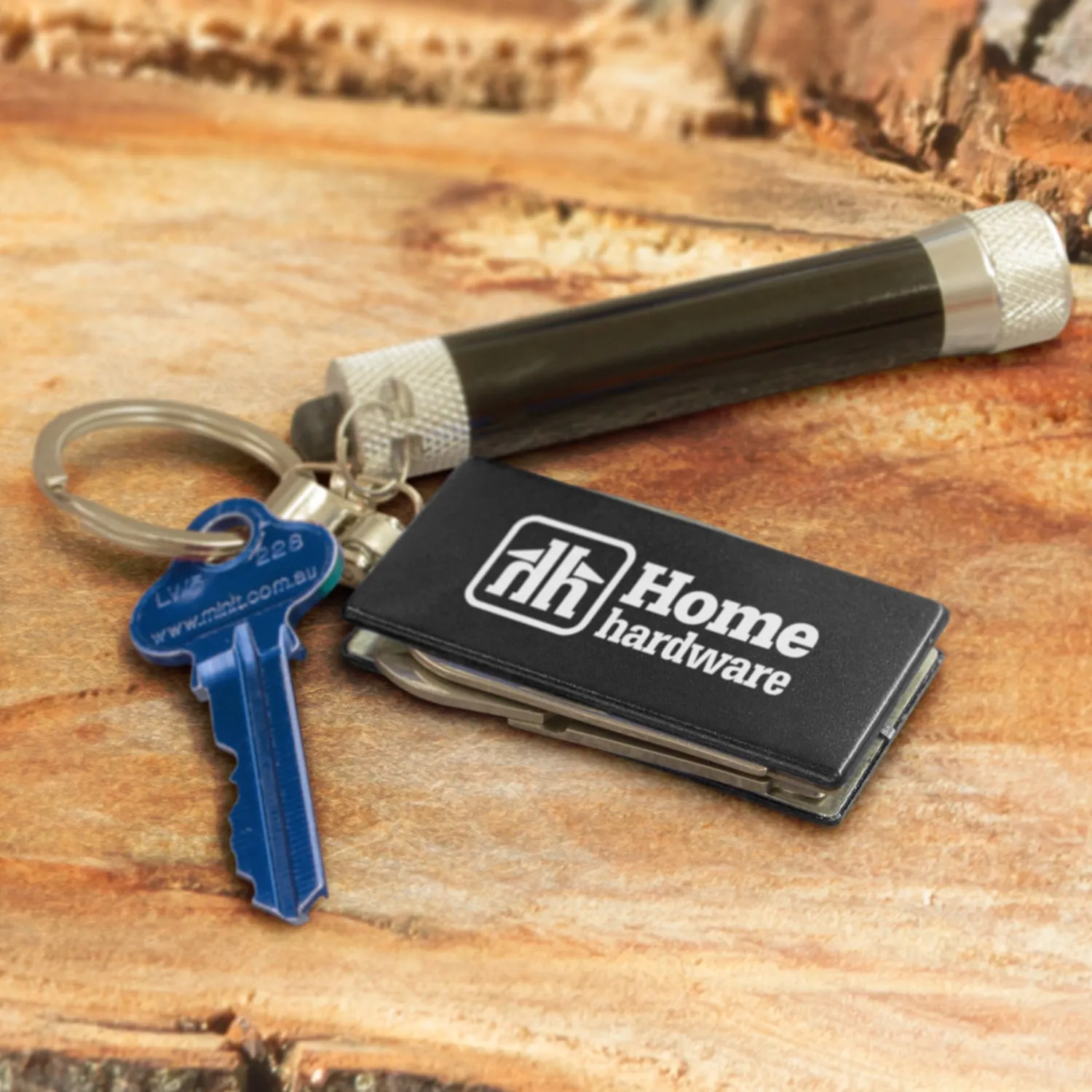 KEYCHAIN WITH 7-IN-1 MULTI-TOOL SET