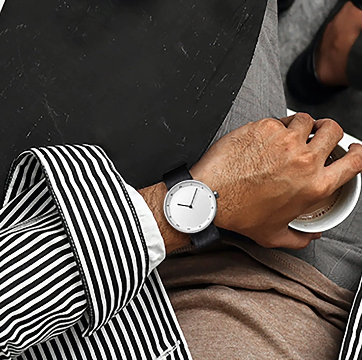 Men's and Women's Universal Watch Fashion Minimalist Style Large dial Quartz Belt Roman Numerals Waterproof Watch