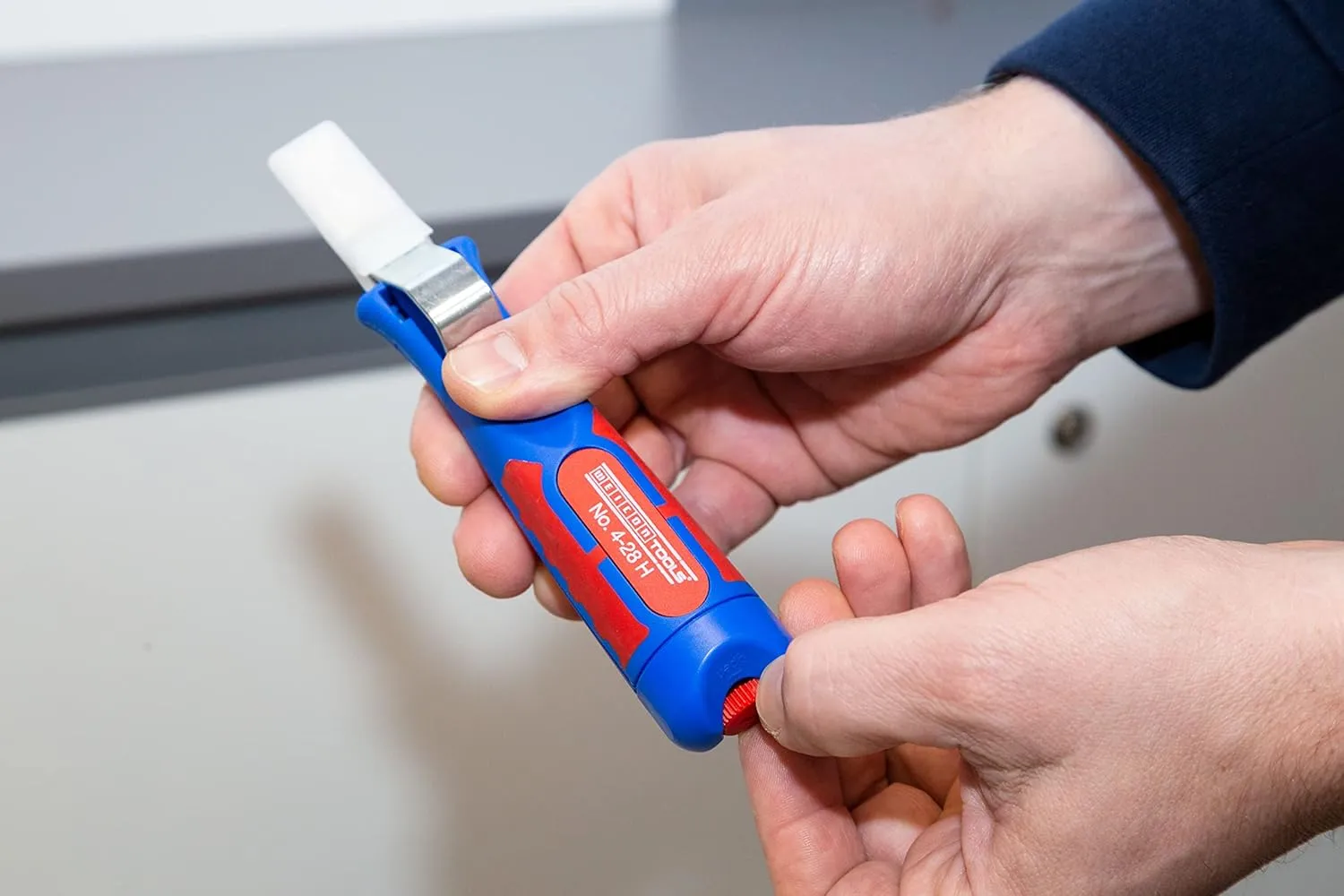 WEICON Cable Stripper No. 4-28 H | Cable stipping tool with hooked blade | adjustable cutting depth | dismantling of round cables | working range of 4-28 mm Ø